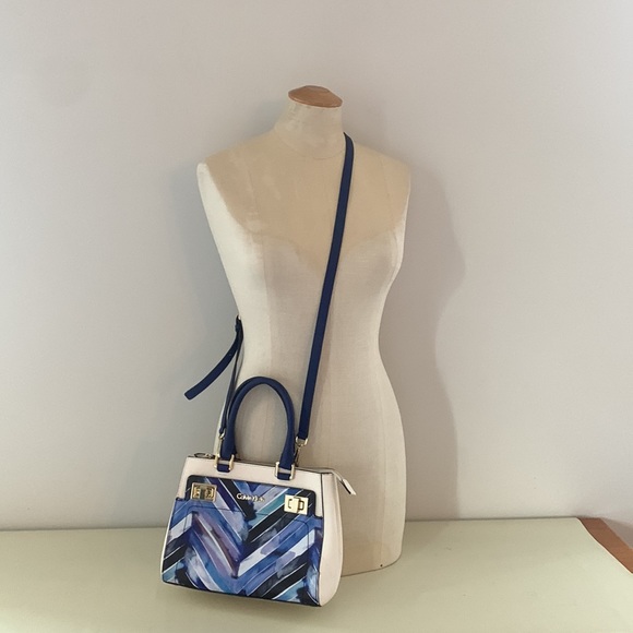 CALVIN KLEIN Crossbody satchel - White w/ blue Chevron  pattern & gold details. - Picture 8 of 16